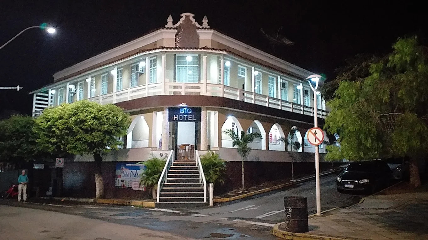 Fachada do Big Hotel