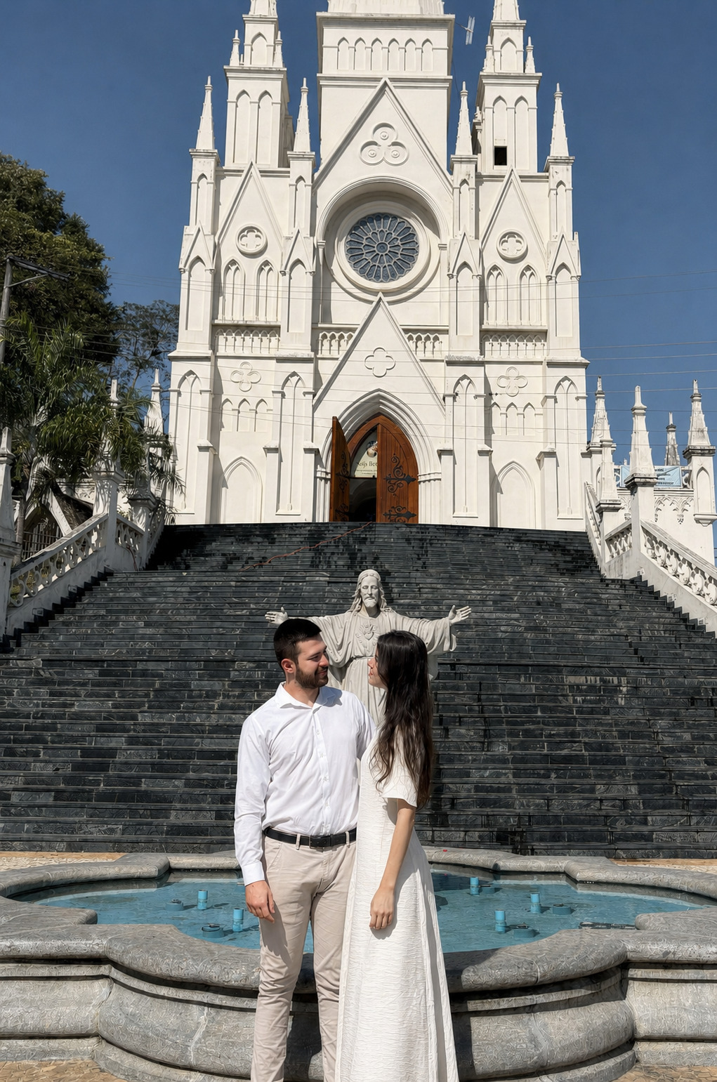 Pedro e Julia em um momento de carinho na praia